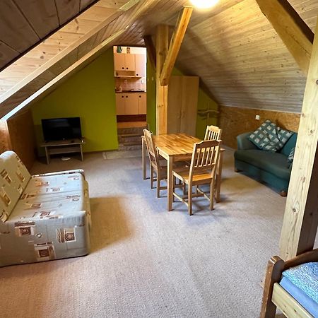 Apartmanovy Dum Obecna Skola Svetlik Exteriör bild