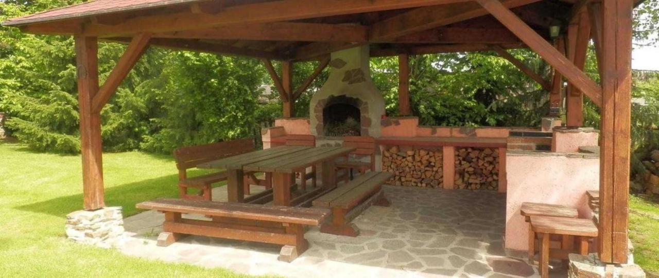 Apartmanovy Dum Obecna Skola Svetlik Exteriör bild