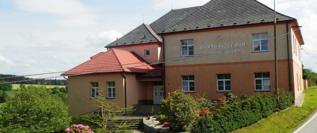 Apartmanovy Dum Obecna Skola Svetlik Exteriör bild