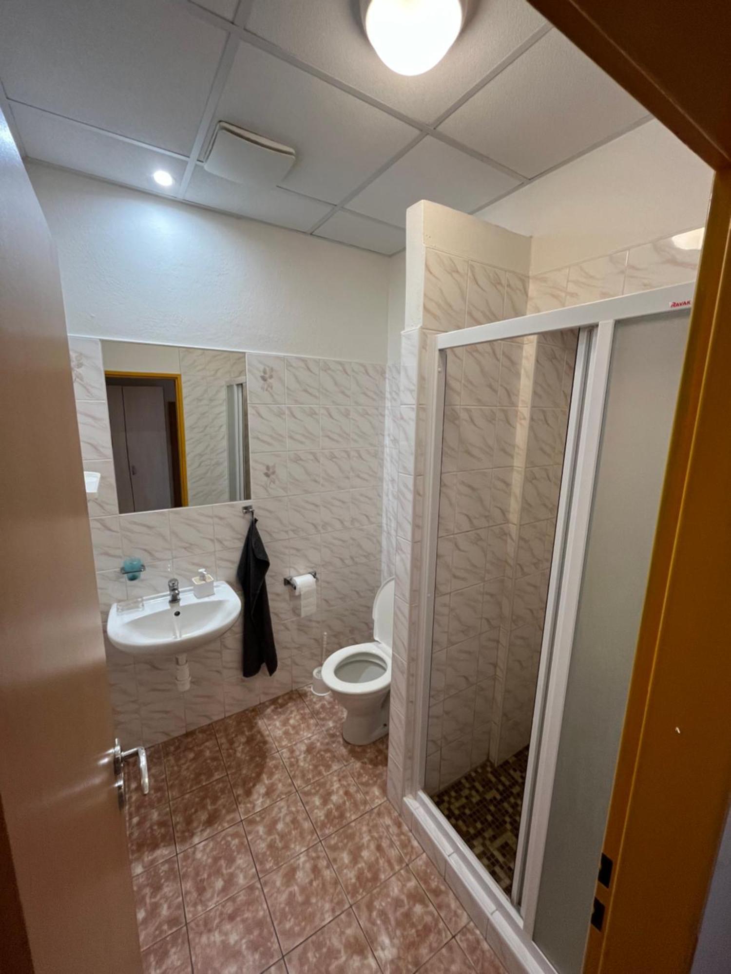 Apartmanovy Dum Obecna Skola Svetlik Exteriör bild