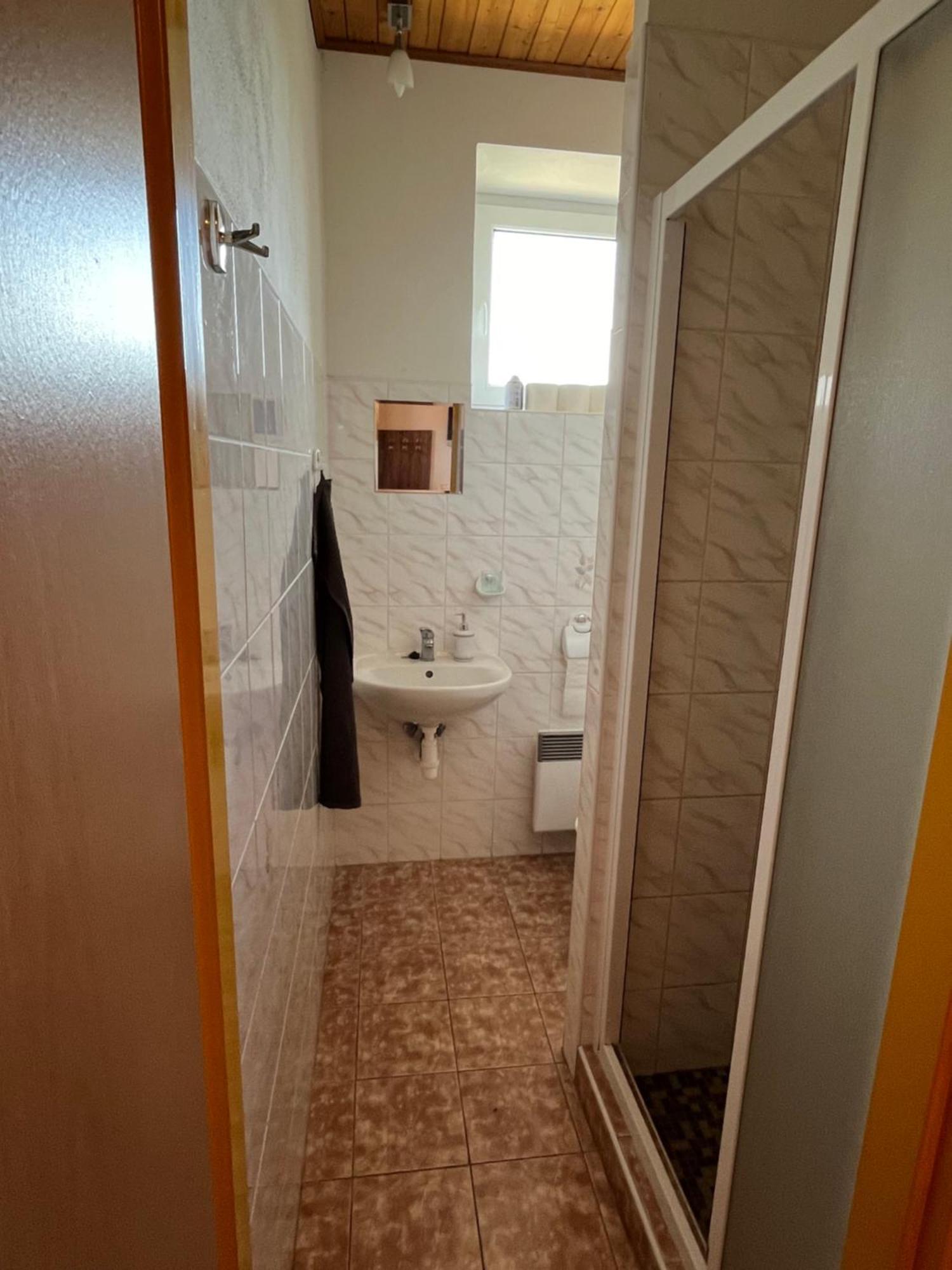 Apartmanovy Dum Obecna Skola Svetlik Exteriör bild