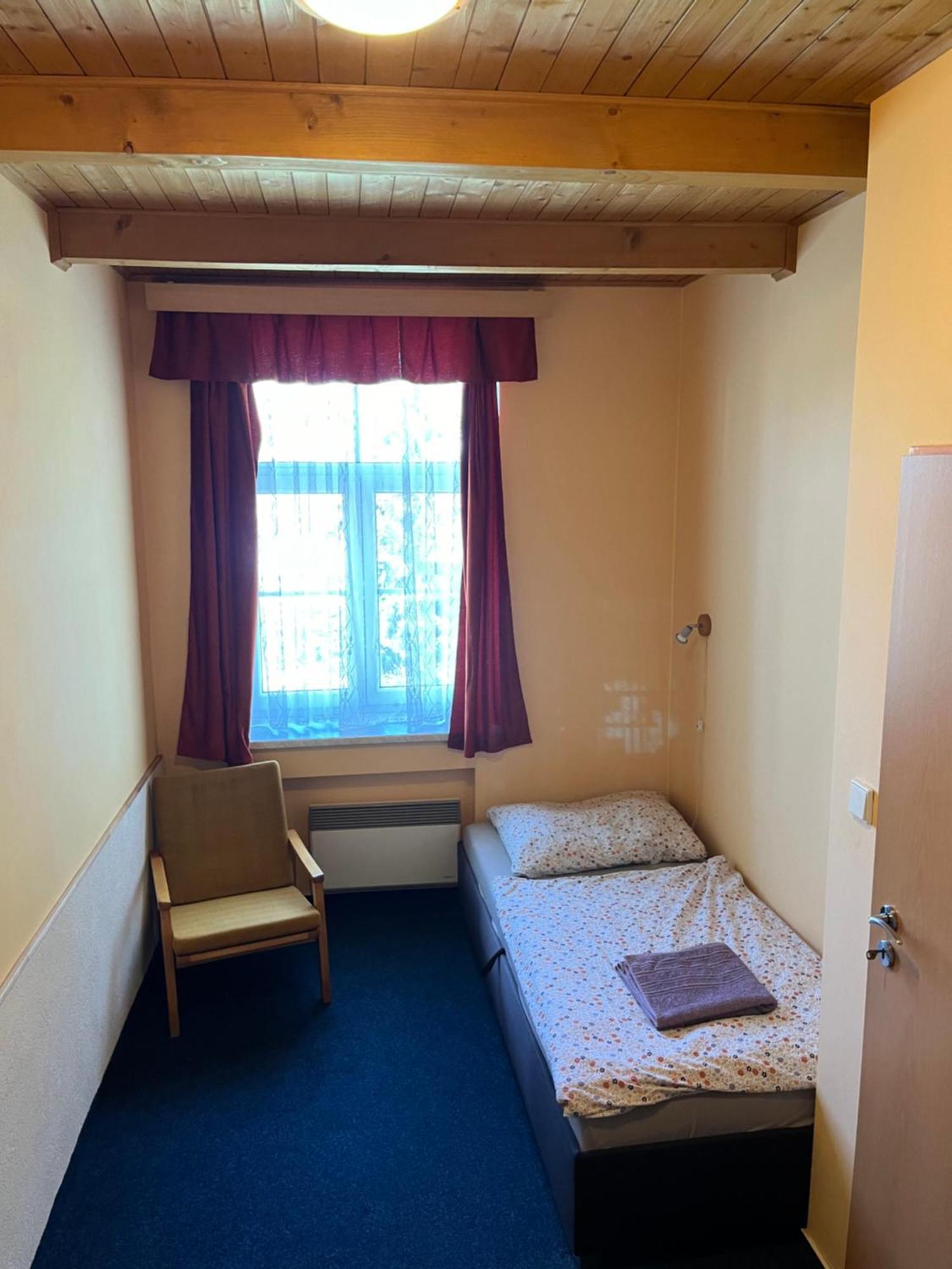 Apartmanovy Dum Obecna Skola Svetlik Exteriör bild