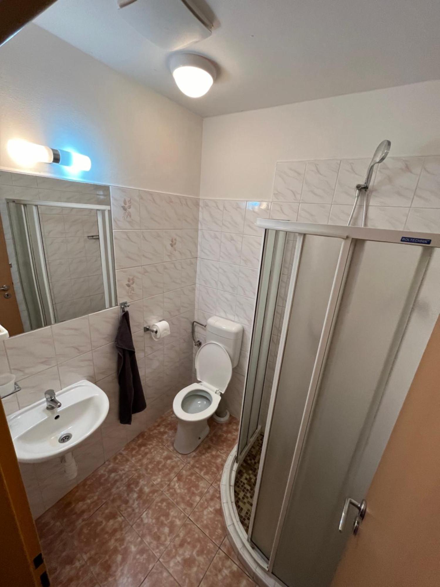 Apartmanovy Dum Obecna Skola Svetlik Exteriör bild