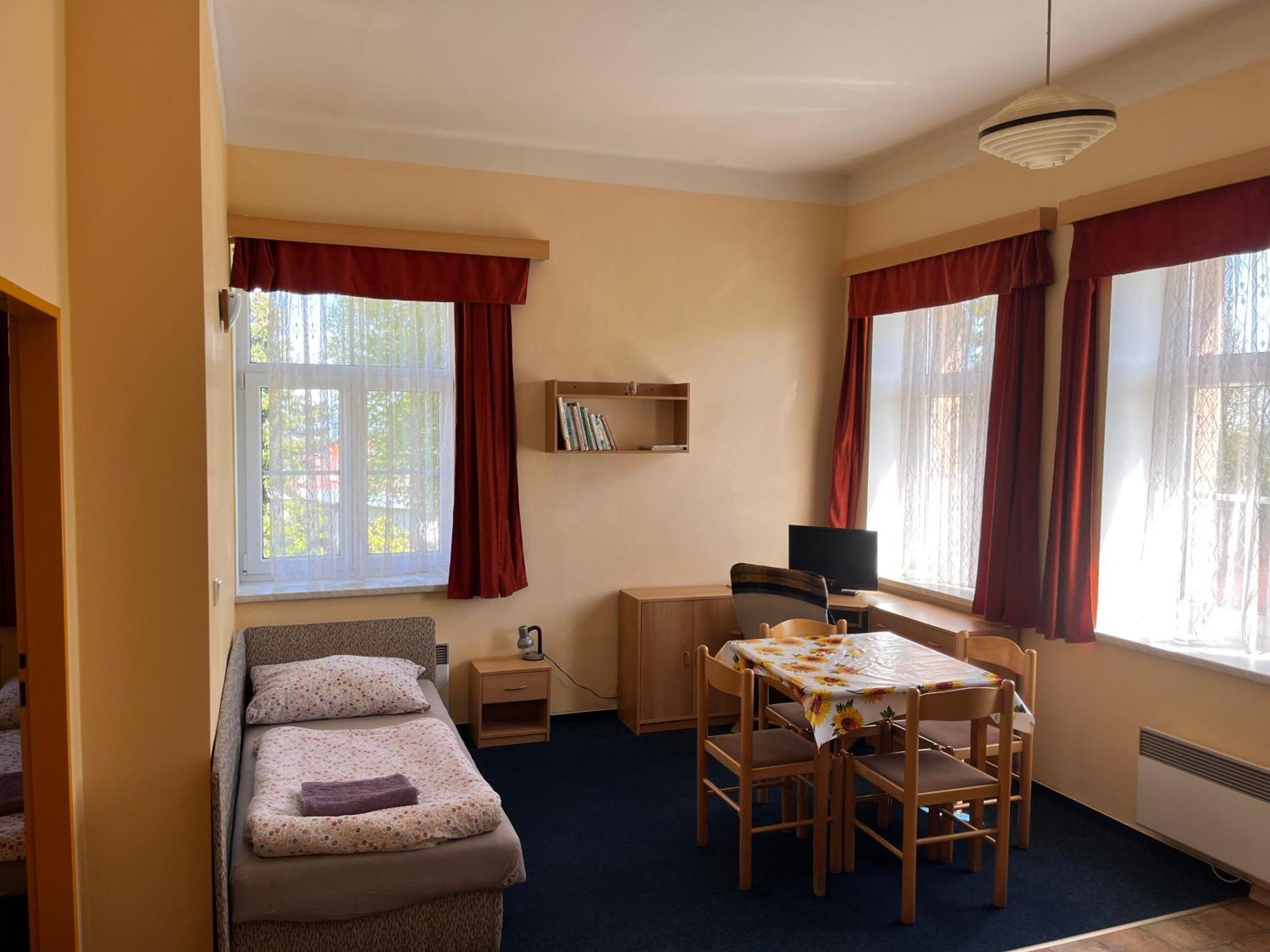 Apartmanovy Dum Obecna Skola Svetlik Exteriör bild