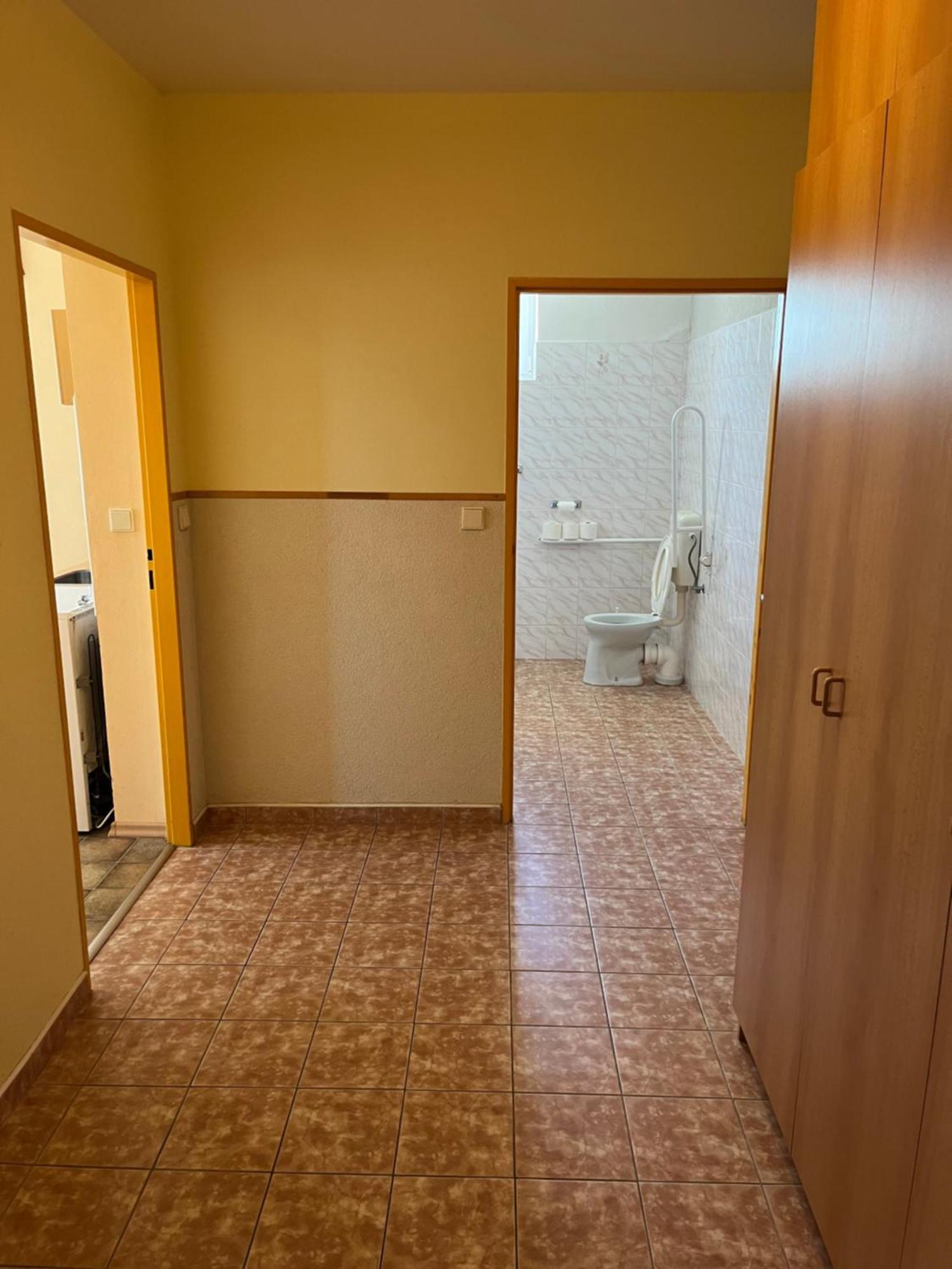 Apartmanovy Dum Obecna Skola Svetlik Exteriör bild