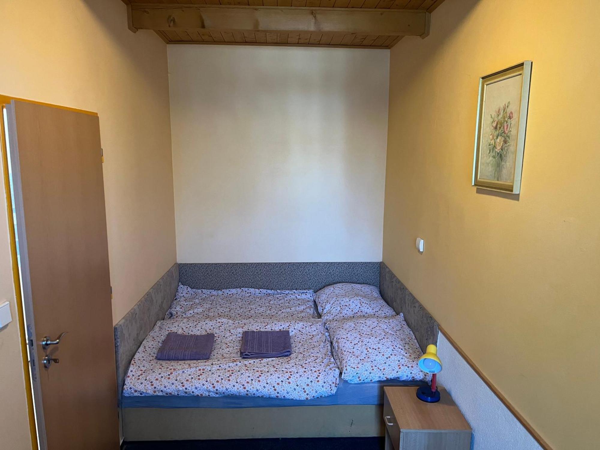 Apartmanovy Dum Obecna Skola Svetlik Exteriör bild