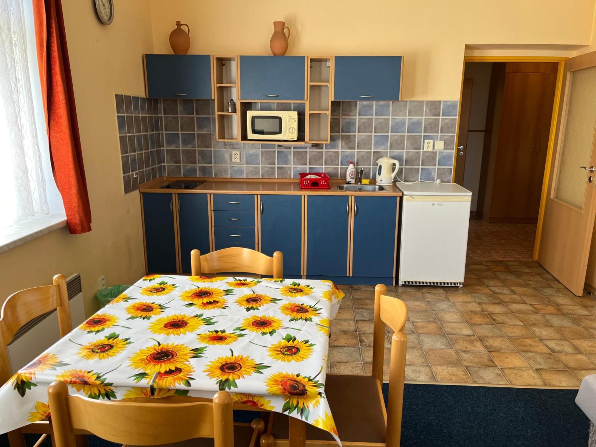 Apartmanovy Dum Obecna Skola Svetlik Exteriör bild